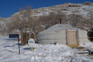 La Mongolie entre tradition et modernité. En Yourte, mais avec la parabole alimentée par le panneau solaire !